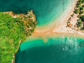 Plage de rivière sens en Guadeloupe : eau turquoise et sable fin