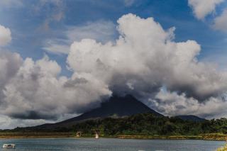 Photo d'illustration : un sommet volcanique tropical pris dans les nuages