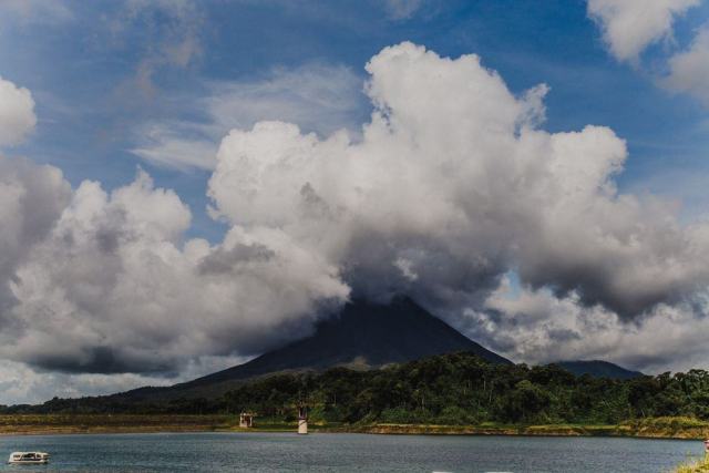 Un sommet volcanique tropical pris dans les nuages