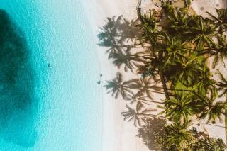 Bain de dolé en Guadeloupe : eau turquoise et sable fin
