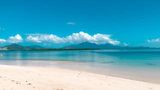 Anse à jacques en Guadeloupe : eau turquoise et sable fin